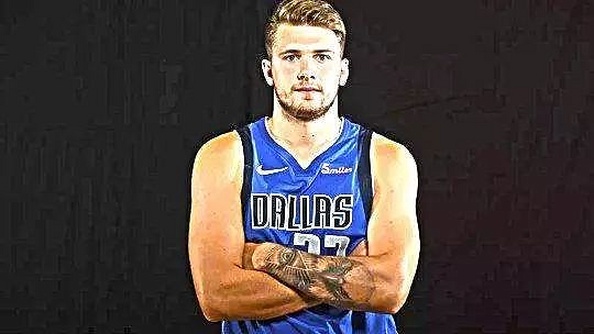 鱼缸论继续！霍伊伦双响助球队回榜首，头顶脚踢荣膺全场最佳（鱼缸论仍在发酵！霍伊伦梅开二度助队重返榜首，头顶脚踢加冕全场最佳）