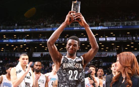 心念老东家！奥斯卡社媒晒照观看海港vs柔佛亚冠比赛（奥斯卡社媒晒照观海港vs柔佛亚冠，心系老东家）