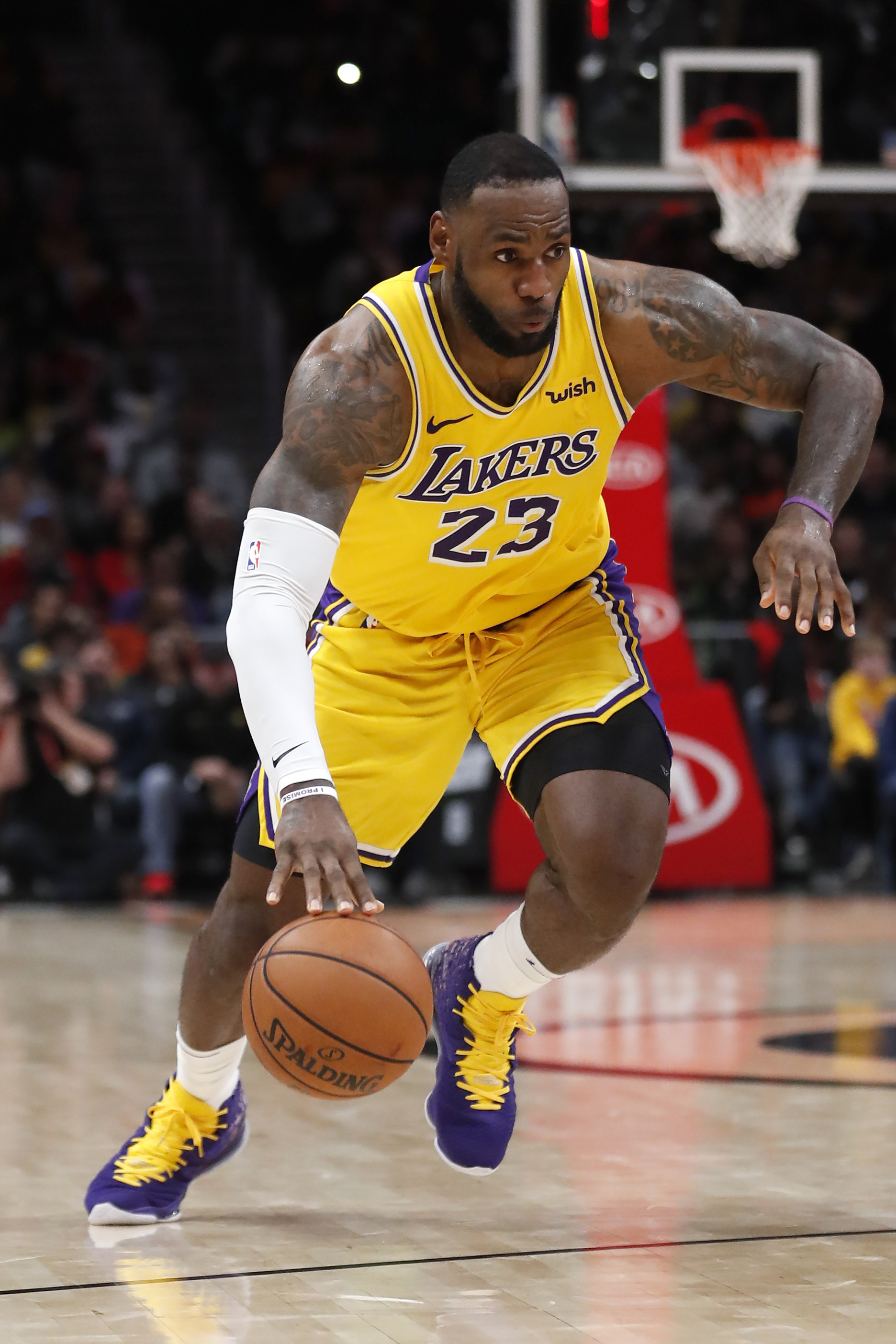 对阵都灵时的这粒任意球，至今仍让红黑军团球迷津津乐道（对都灵那记任意球，至今仍令红黑军团球迷回味无穷）