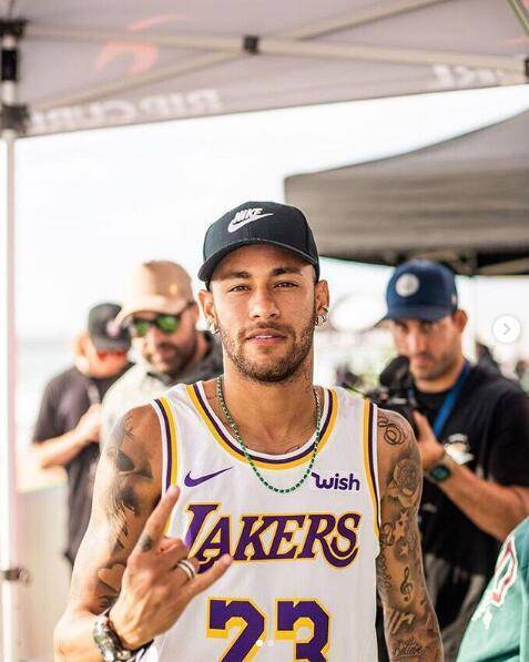 埃利奥特晒内马尔与梅西的球星卡，并配上了GOAT的emoji（埃利奥特晒出梅西与内马尔球星卡，配上'GOAT'表情符号）