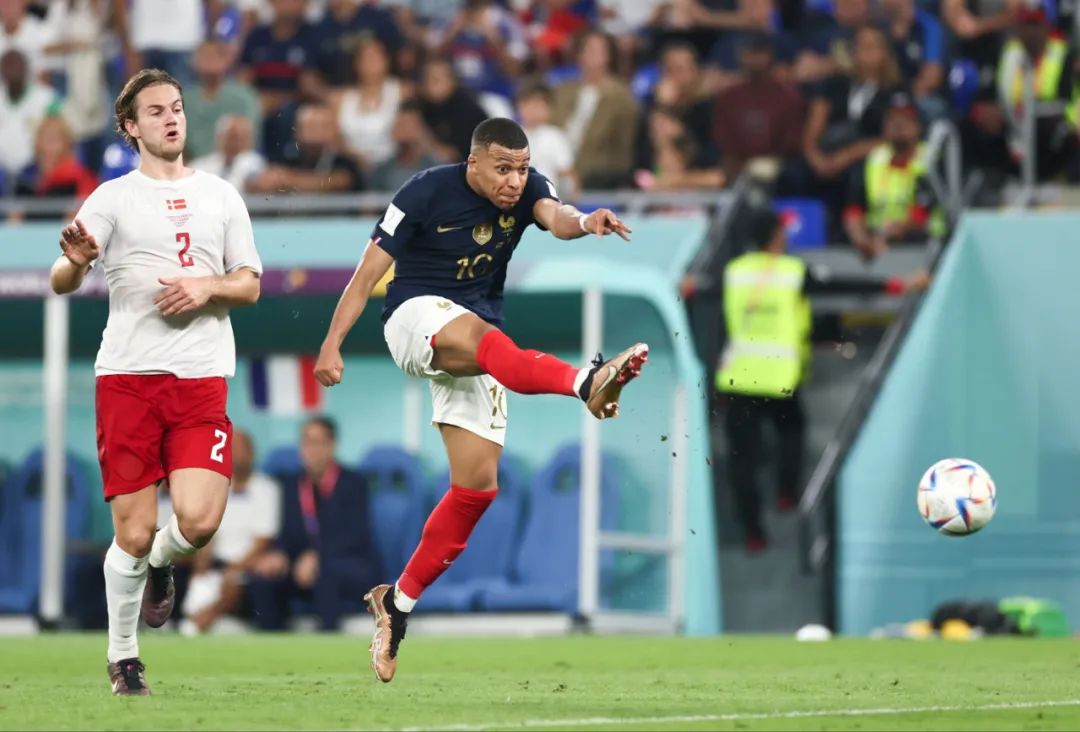 杜兰特高效输出 三节打卡终结悬念（杜兰特火力全开 三节下班锁定胜局）