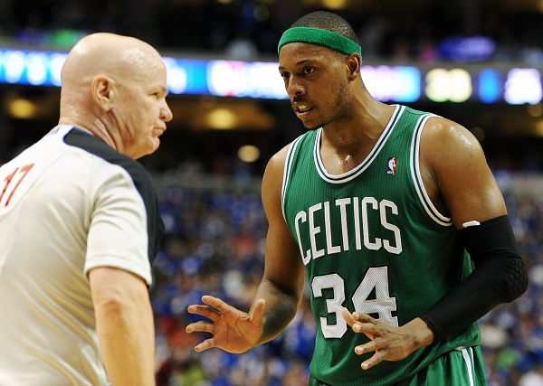 气得双手握拳！（怒得握紧拳头！）