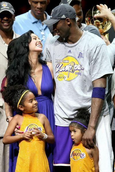 没有技巧全是感情，弗兰克告别演讲深情演唱《月亮代表我的心》（弗兰克告别演讲：不靠技巧，深情献唱《月亮代表我的心）