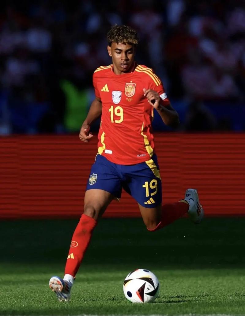 欧冠第4轮前瞻：双战术体系的博弈，两位神锋大战“群狼”（欧冠第4轮看点：两套战术正面碰撞，双神锋硬撼狼群）