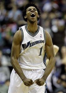 詹姆斯：英格拉姆当年还是个年轻人，如今已是经验丰富的老将（詹姆斯：英格拉姆从青涩新秀蜕变为经验老到的老将）