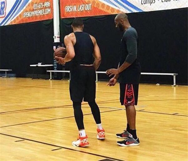 FOG与NFL达成多年合作，标志性宽松剪裁引关注（FOG携手NFL达成多年合作，标志性宽松廓形成焦点）