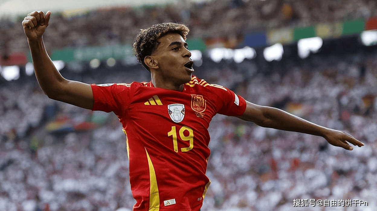 贝克汉姆捧杯狂喜，14岁小七穿抹胸太成熟，大儿子却在家熬汤（贝克汉姆捧杯欢腾，14岁小七抹胸造型引发热议，大儿子在家熬汤）