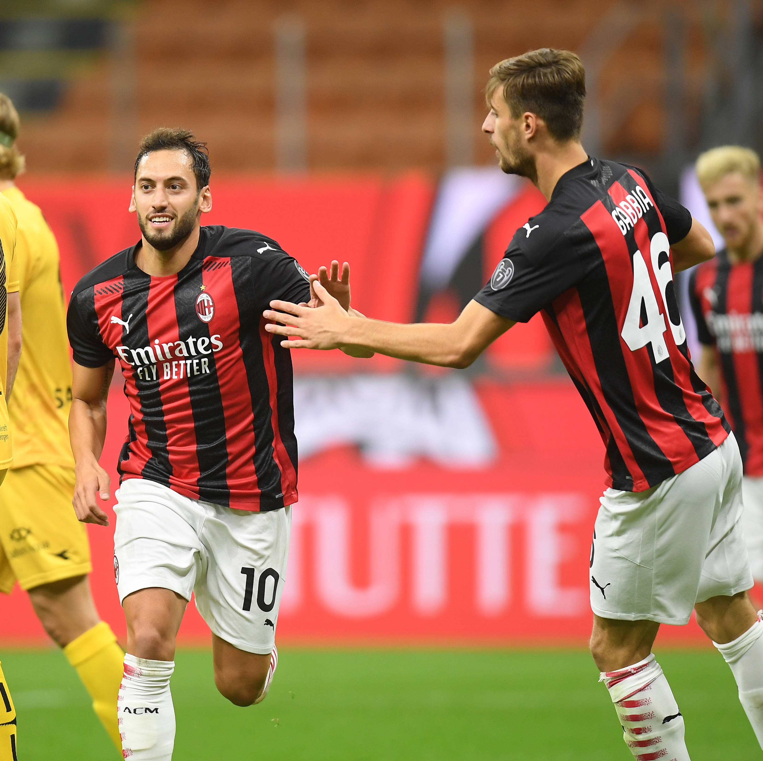 有惊无险，小麦和孔蒂所乘飞机警告灯误报导致飞机迫降（虚惊一场，小麦与孔蒂所乘航班因警报灯误报紧急降落）